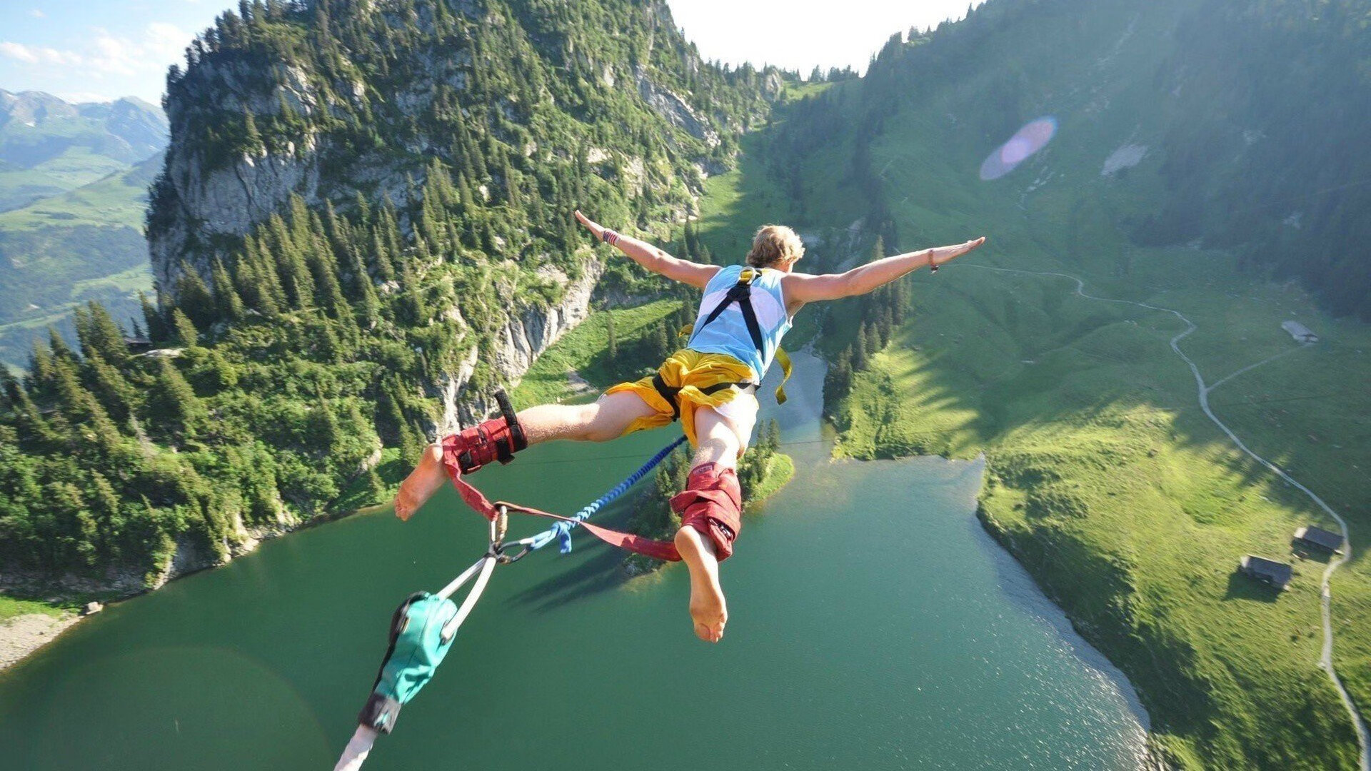 红魔觉醒，塞恩斯驾法拉利构筑铁幕，迈凯伦如何失声赛道？